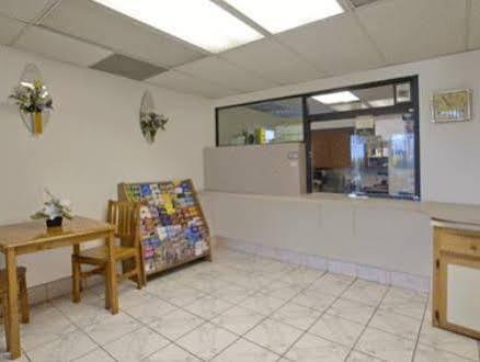 Americas Best Value Inn Корона Екстериор снимка