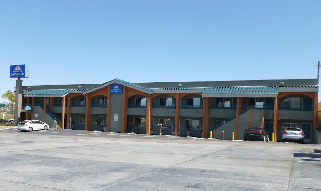 Americas Best Value Inn Корона Екстериор снимка
