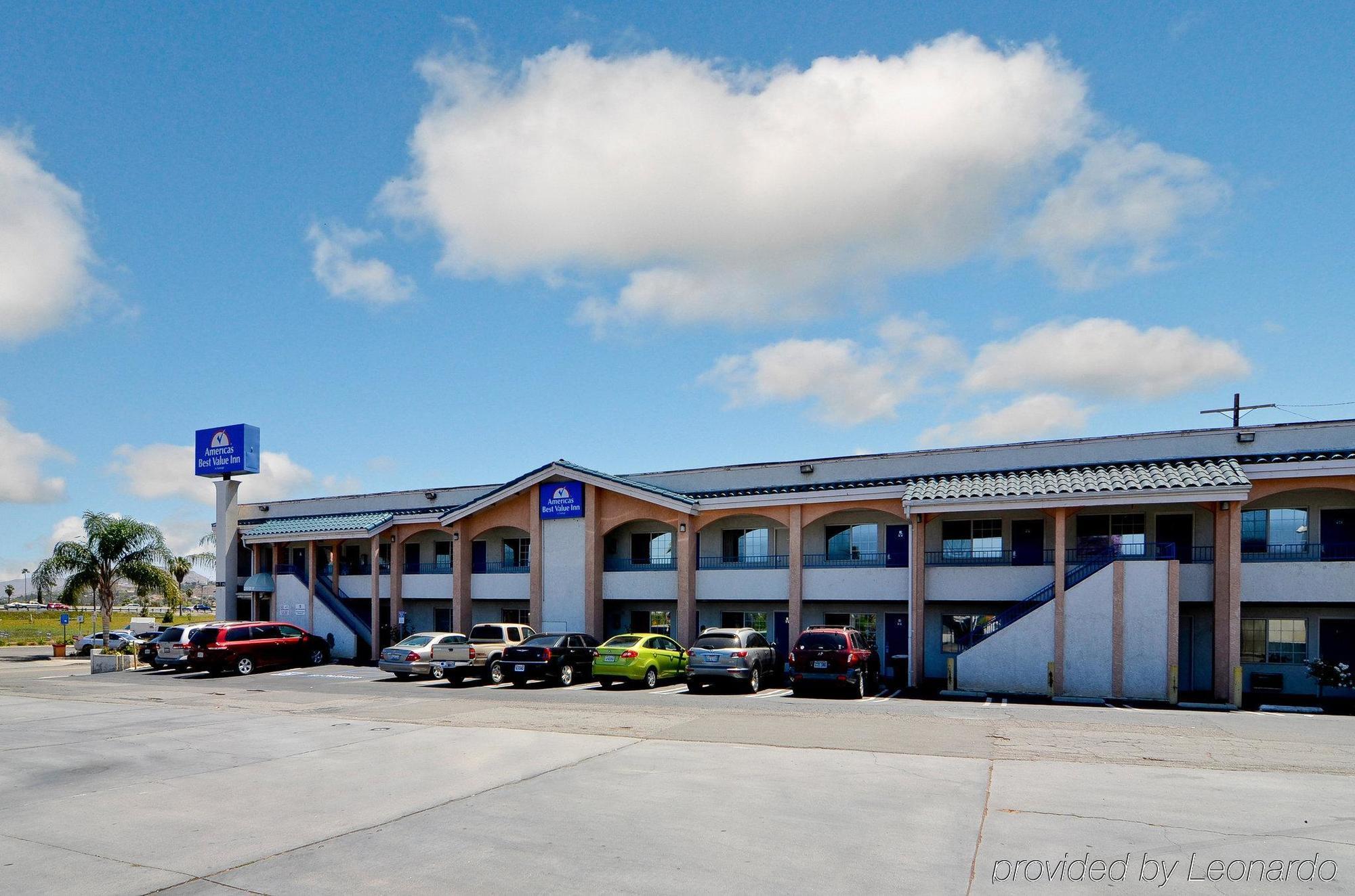 Americas Best Value Inn Корона Екстериор снимка