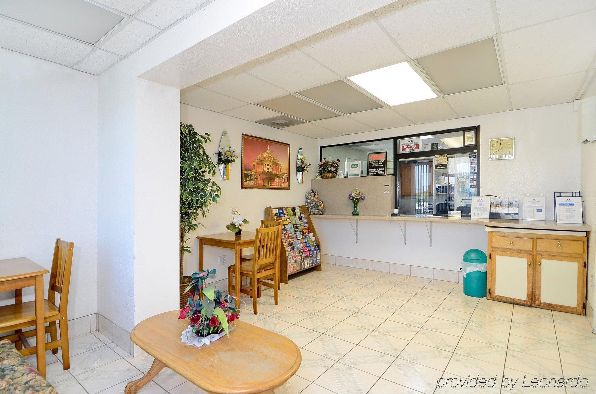 Americas Best Value Inn Корона Интериор снимка