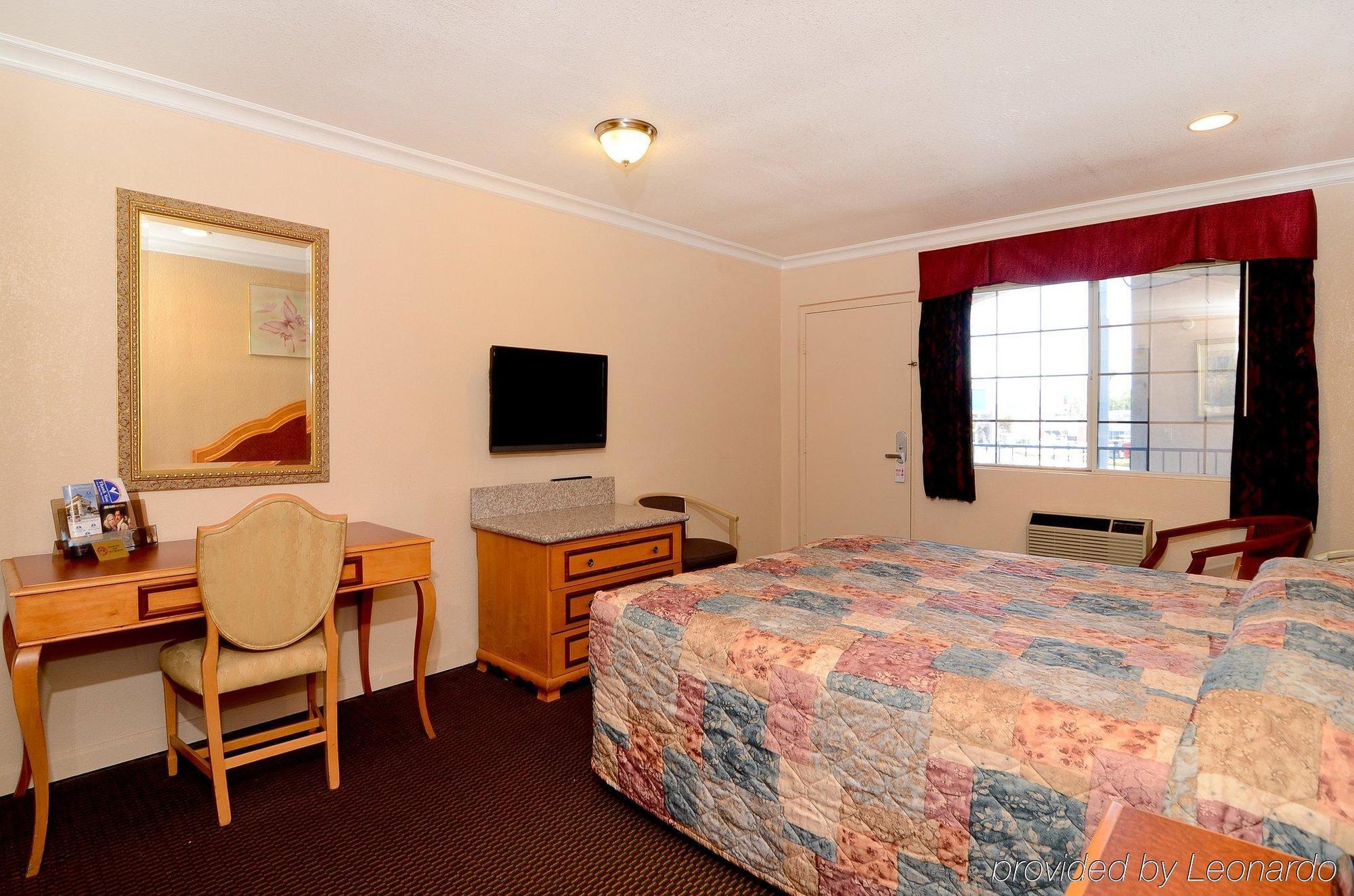 Americas Best Value Inn Корона Стая снимка
