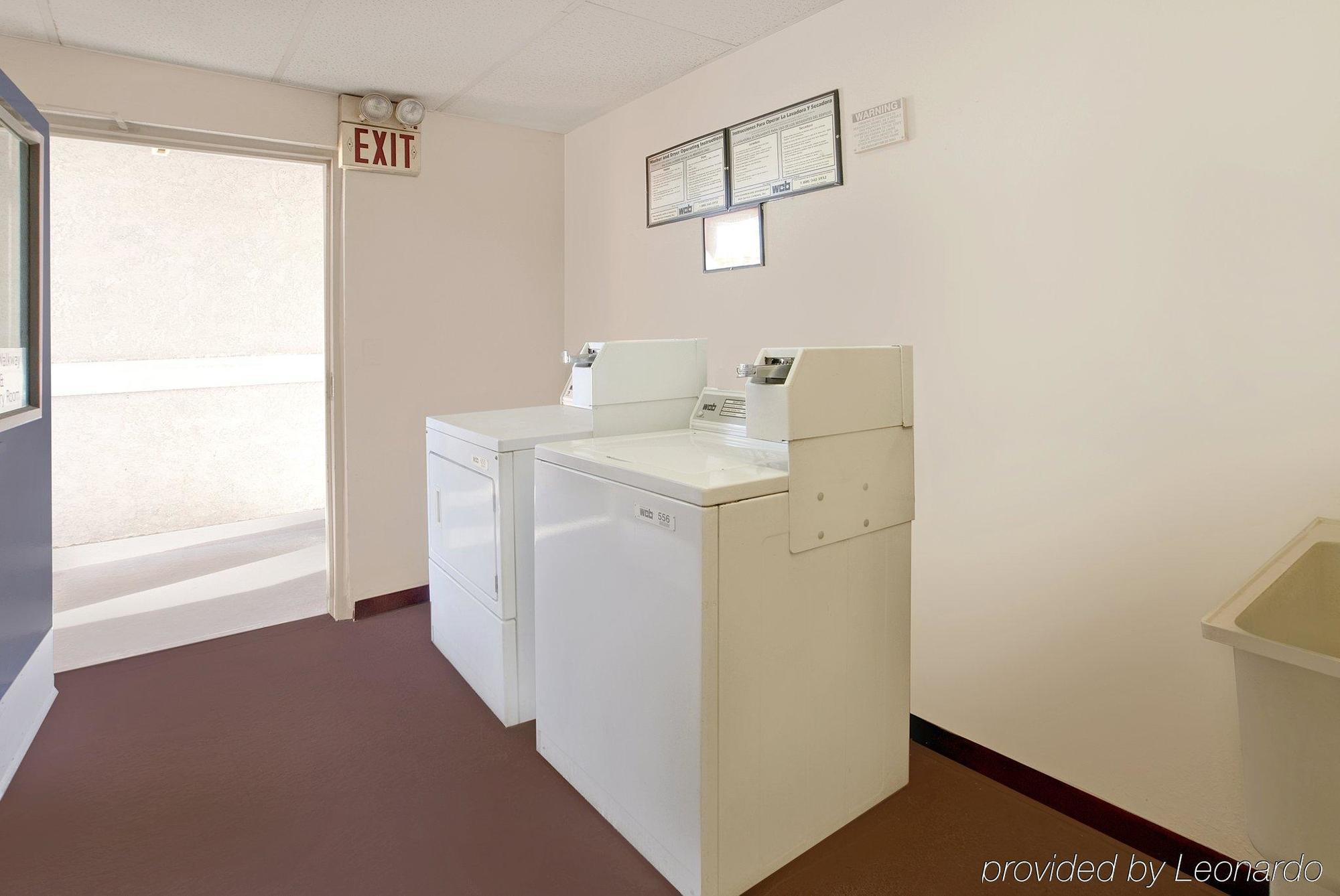 Americas Best Value Inn Корона Съоръжения снимка