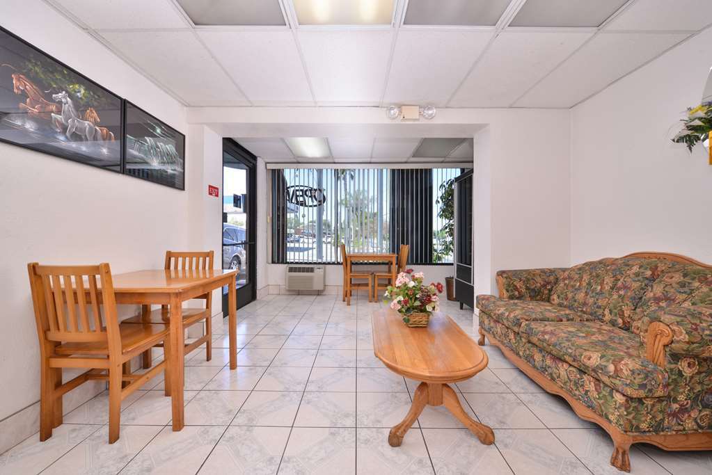 Americas Best Value Inn Корона Интериор снимка