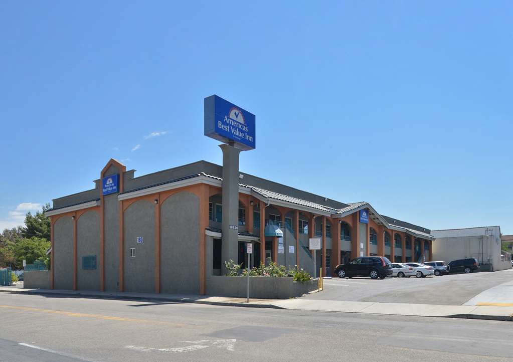 Americas Best Value Inn Корона Екстериор снимка