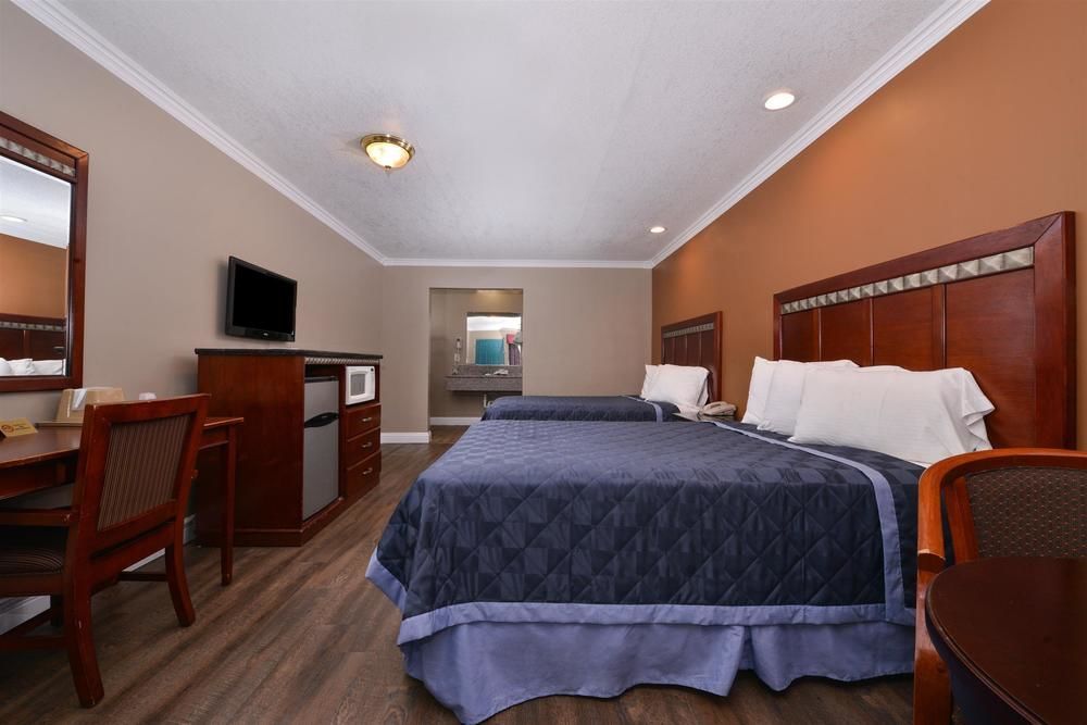 Americas Best Value Inn Корона Екстериор снимка