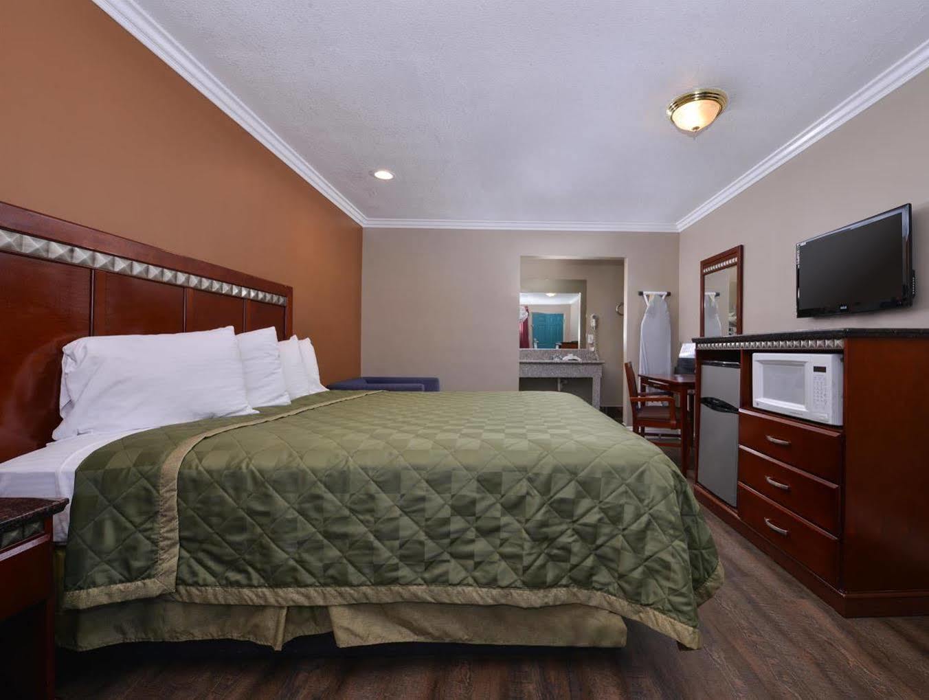 Americas Best Value Inn Корона Екстериор снимка