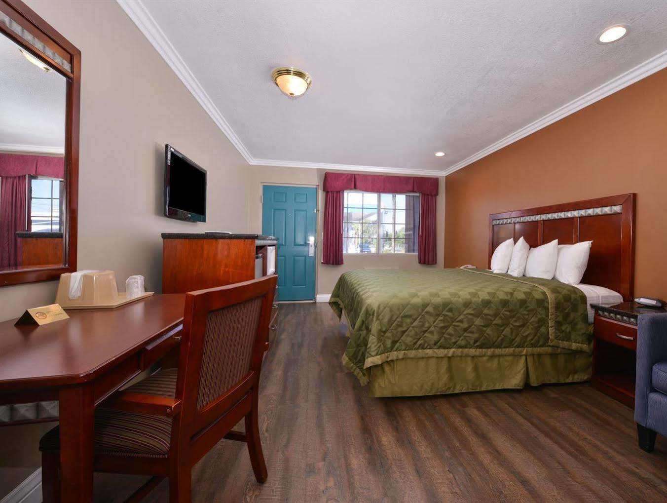 Americas Best Value Inn Корона Екстериор снимка