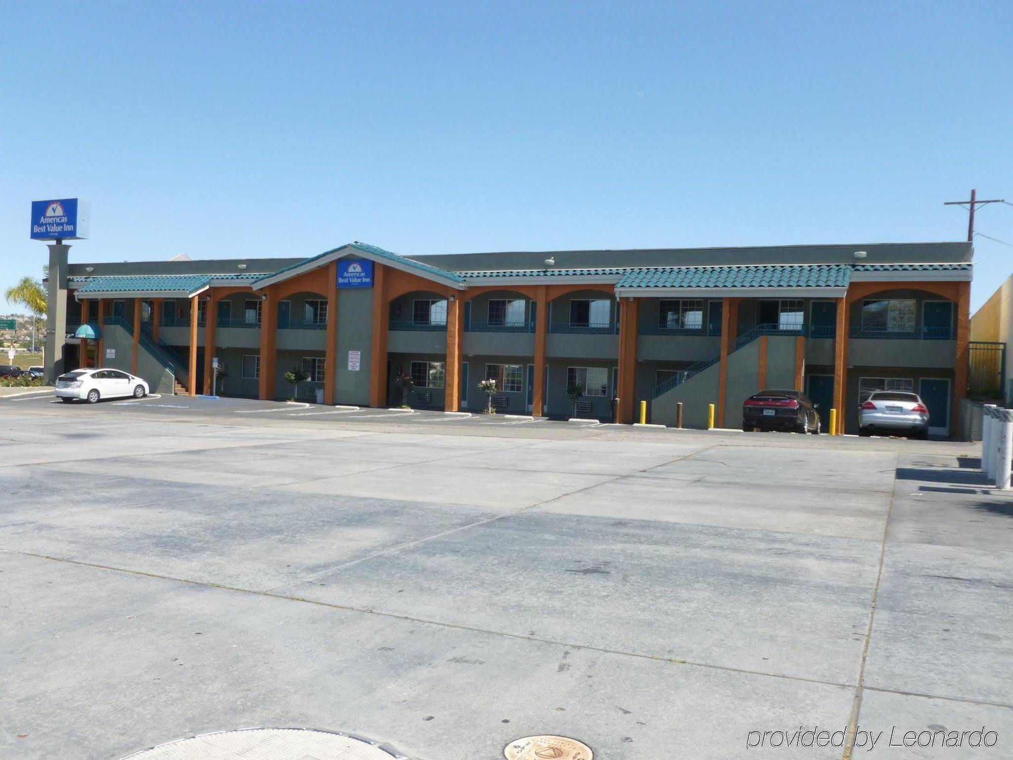 Americas Best Value Inn Корона Екстериор снимка