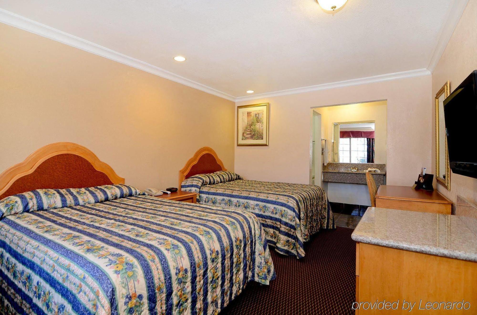 Americas Best Value Inn Корона Стая снимка