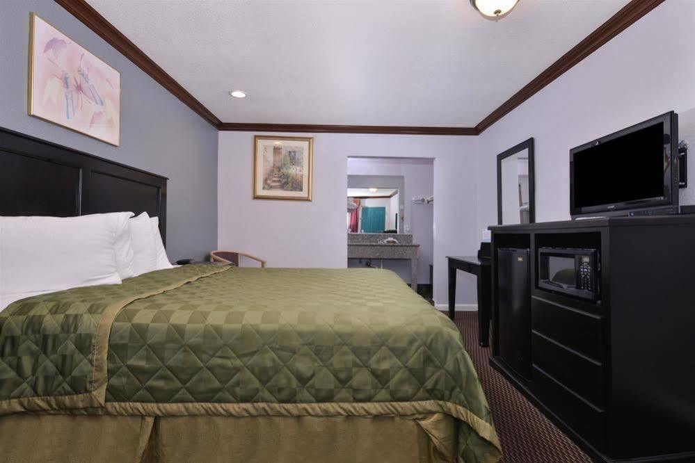 Americas Best Value Inn Корона Екстериор снимка